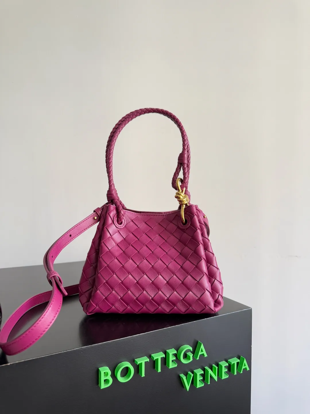 Batch 1760 BV home is new! Andiamo combines the Bottega Veneta archive parachute handbag to inherit retro elements and integrate modern trends. The same style as Shu Qi's in Beijing Night. It is a continuation of the classic bag. It has three functions: hand carry, shoulder and cross-body. It is embellished with metal brass knot buckles. It is small and has an amazing capacity. It can easily hold sunglasses in a box / small bottle of water / powder powder / charger and other daily necessities when going out. The upper body is versatile. Style number: 796569 Size: 21*17*16.5cm